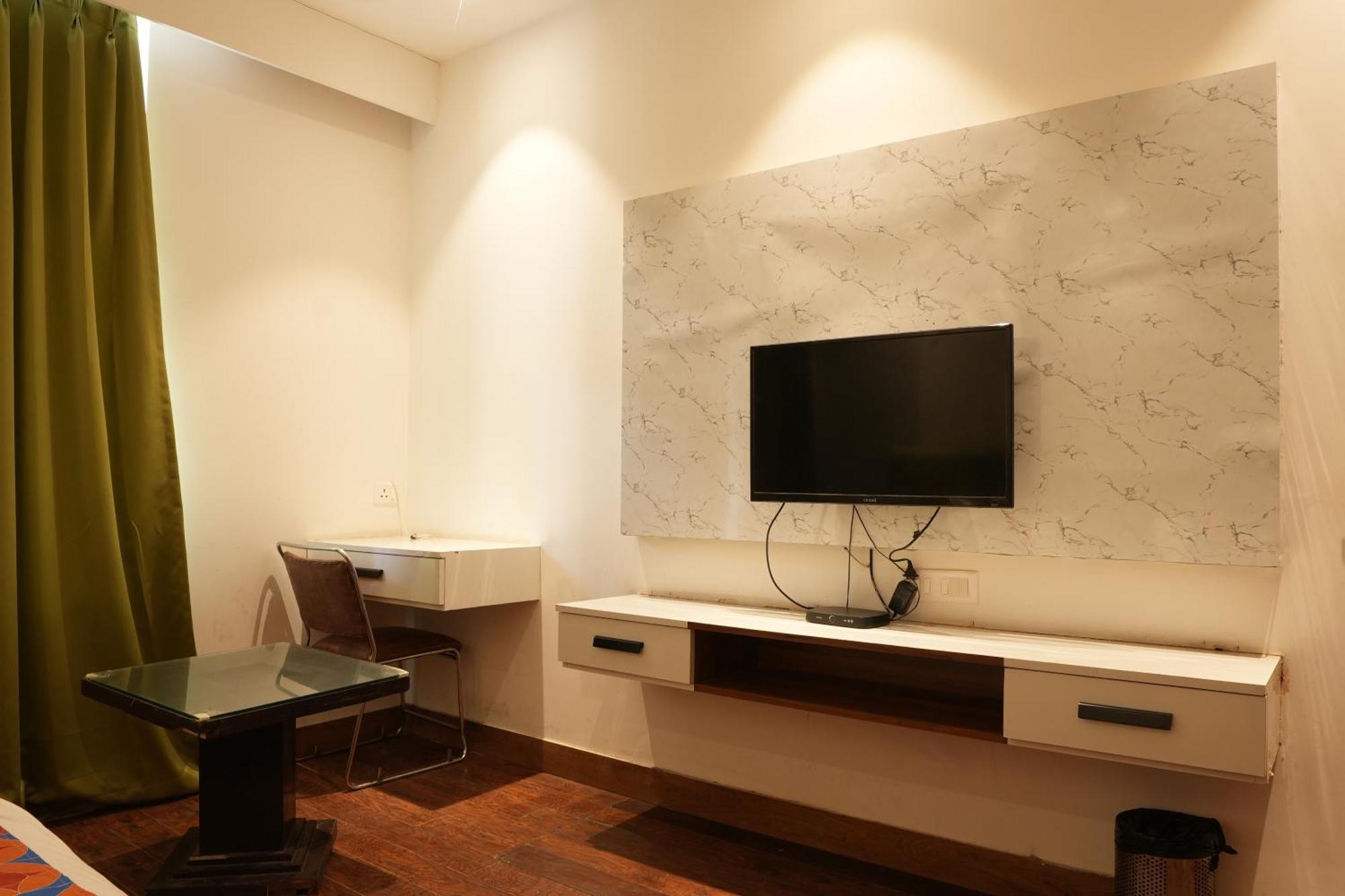 Hotel Elite Sector 45 I Gurgaon Central I Couple Friendly Exterior photo